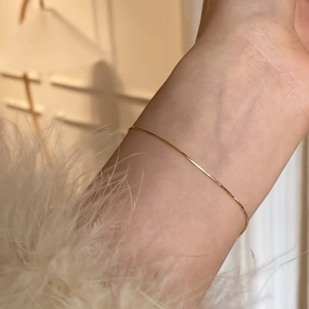 This minimalist fine plain ring bracelet is a versatile and niche design for women This minimalist fine plain ring bracelet is a versatile and niche design for women